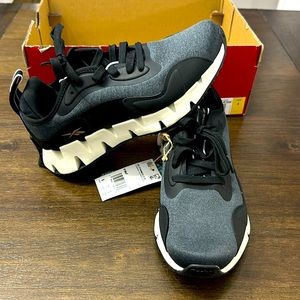 Women’s running shoe Reebok Zig Dynamica size 8 Color is Black/Chalk